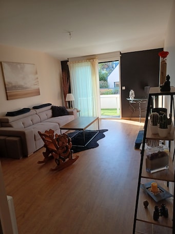 Coin séjour. Grand et bel appartement 2P Guidel centre (56), 4kms des plages, accès PMR