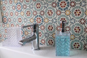 Doccia, asciugacapelli, bidet, asciugamani