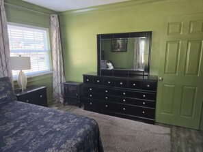 Room - Blue Moon #101.  2-bedroom 1 Bath Condo in Beautiful Downtown Clayton, (Clayton)