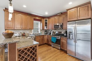Private kitchen - Spacious 4-bedroom house in beautiful Chicago (Chicago)