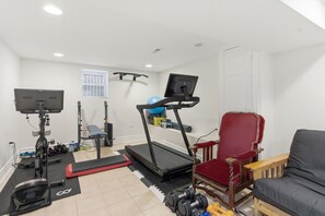 Fitness facility - Spacious 4-bedroom house in beautiful Chicago (Chicago)