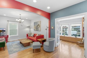 Living area - Spacious 4-bedroom house in beautiful Chicago (Chicago)