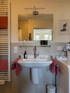 Towels, soap, toilet paper - La Petite vacation apartment directly on the Moselle (Trier)