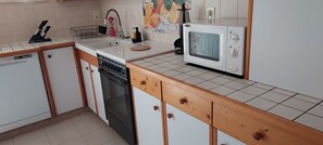 Private kitchen - Le Mûrier single-storey house with beautiful veranda. Beautiful garden. (Gramat)