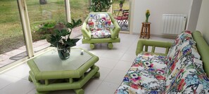 Living area - Le Mûrier single-storey house with beautiful veranda. Beautiful garden. (Gramat)