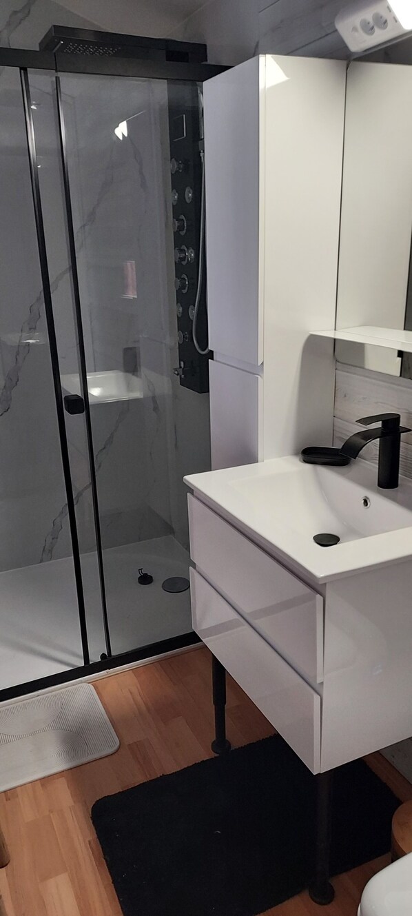 Hair dryer, towels, soap, toilet paper - Le Mûrier single-storey house with beautiful veranda. Beautiful garden. (Gramat)
