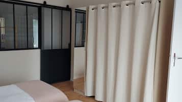 Une chambre avec un lit, une porte coulissante et une fenêtre donnant sur un beau paysage.