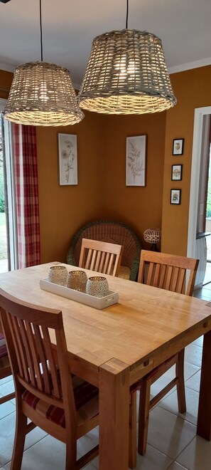 Dining - Le Mûrier single-storey house with beautiful veranda. Beautiful garden. (Gramat)