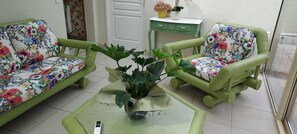 Interior - Le Mûrier single-storey house with beautiful veranda. Beautiful garden. (Gramat)