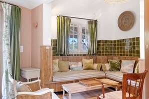 TV - Holiday Home 'Pool House Du Clos Sainte Marie' with Sea View, Shared Pool and Wi-Fi (Roquefort-les-Pins)