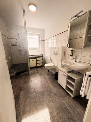 Chambre Triple Familiale | Salle de bain | Sèche-cheveux, serviettes fournies, savon, shampoing