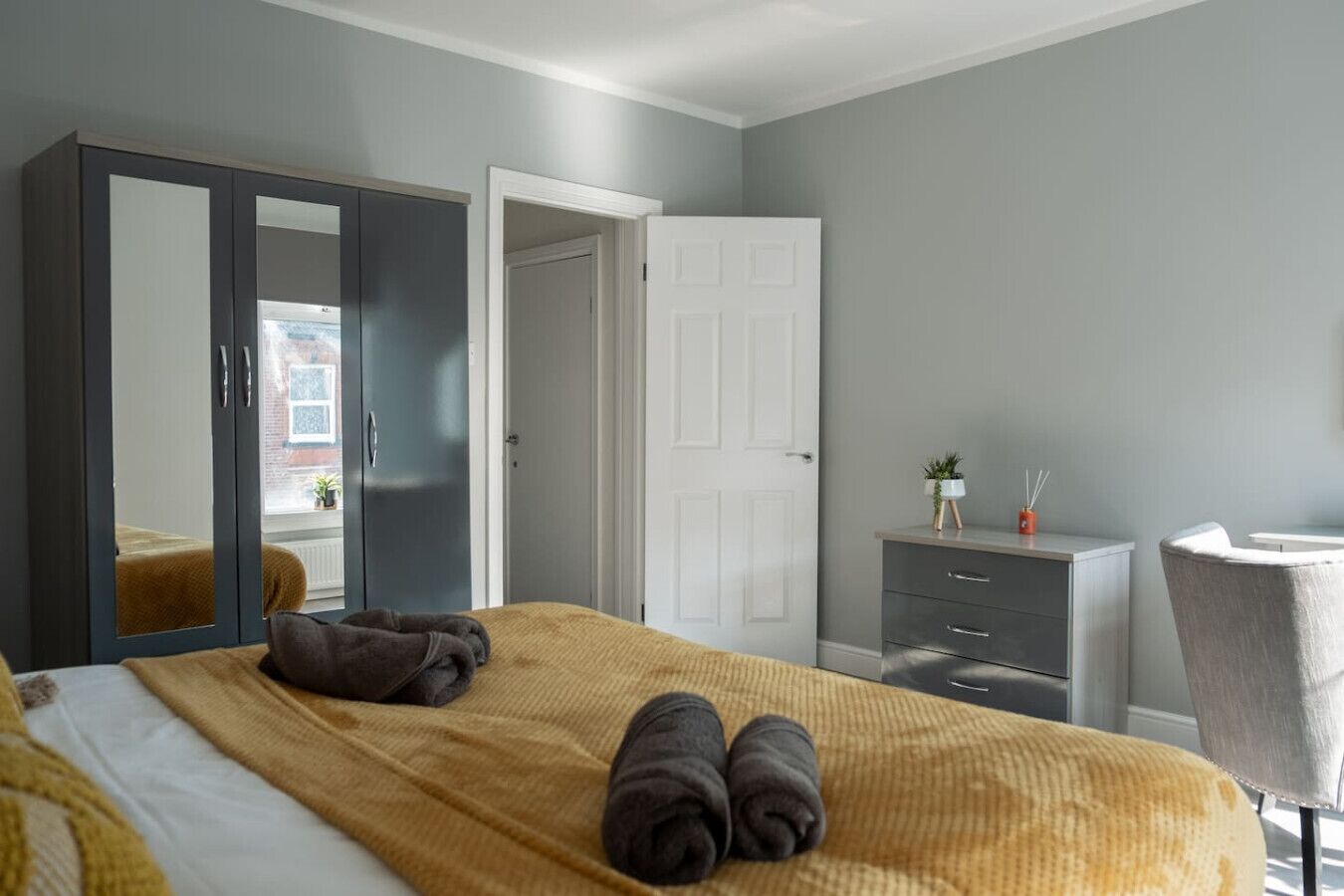 2 bedrooms, desk, iron/ironing board, travel cot