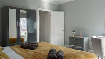 2 bedrooms, desk, iron/ironing board, travel cot