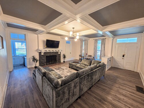 Modern 3 BR Near York - Sleeps 8 - Renovated