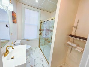 Regadera, toallas, jabón, papel de baño