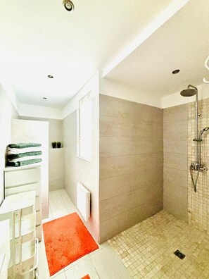 Shower, hair dryer, towels, soap - NEW-Family home 100 m from a crystal-clear cove (Monticello)