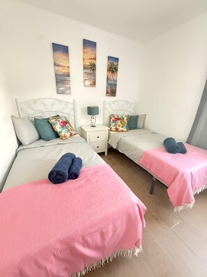 2 quartos, ferros/tábuas de passar roupa, berço de viagem