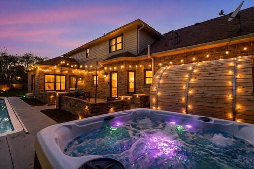 Luxury 5BR Sleeps 24, Dome, Pool, Sauna,Pets