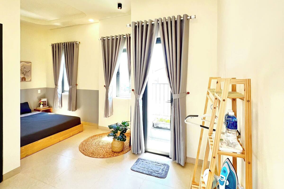 スタンダード ダブルルーム (1 名様利用) クイーンベッド 1 台 バルコニー シティビュー