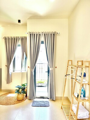 标准双人房(单人入住), 1 张大床, 阳台, 城市景观 | 住宿内部