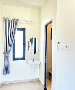 Standard-dobbeltværelse til 1 person - 1 queensize-seng - balkon - byudsigt | Badeværelse