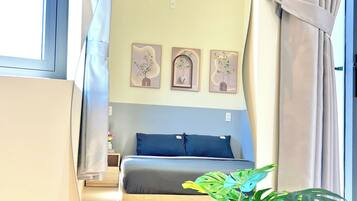 Standard Room, 1 Queen Bed, Balcony, Partial Ocean View | Memory-foam beds, soundproofing, iron/ironing board, free WiFi