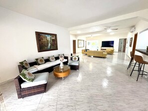 Living area - Villa with lagoon pool 10 minutes from the center (El Limón)