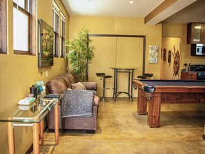 Games room - Charming 1-bedroom flat in Alameda w/ pool table (Alameda)