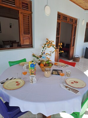 Outdoor dining - Stay at Villa Désiré, located in Le Vauclin, south of Martinique. (Le VAUCLIN)