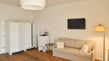 Chambre Quadruple Confort, balcon, vue jardin | Coin séjour