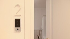 A door with a numeric keypad lock and a doorbell. - Casa FEREMI (Cavallino)