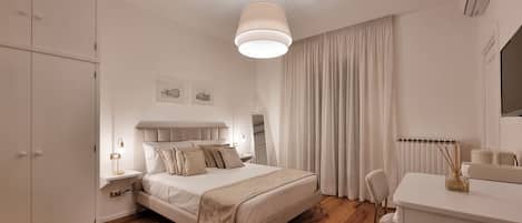 Habitación doble superior, balcón, vista al patio | Caja de seguridad en la habitación y escritorio