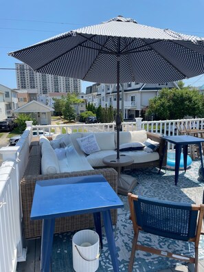 Outdoor dining - CONDO 2 BEDRM, EXPANSIVE PRIVATE DECK! WALKABLE to all HOT SPOTS w/ POOL (Margate City)