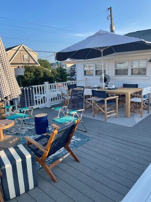 Outdoor dining - CONDO 2 BEDRM, EXPANSIVE PRIVATE DECK! WALKABLE to all HOT SPOTS w/ POOL (Margate City)