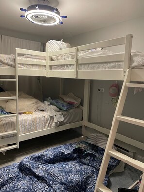 Room - CONDO 2 BEDRM, EXPANSIVE PRIVATE DECK! WALKABLE to all HOT SPOTS w/ POOL (Margate City)