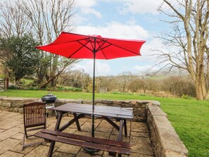 Outdoor dining - LLWYN Y BRIG ISAF, family friendly, with open fire in Trefor (Caernarfon)