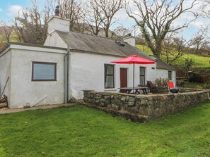 Exterior - LLWYN Y BRIG ISAF, family friendly, with open fire in Trefor (Caernarfon)