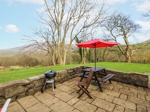 Outdoor dining - LLWYN Y BRIG ISAF, family friendly, with open fire in Trefor (Caernarfon)