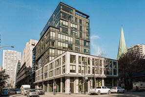 Exterior - Modern Urban Retreat with Skyline Panorama (Montreal)