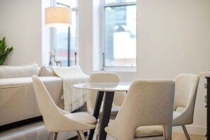 Dining - Vintage Moderne – Old MTL Retreat (Montréal)