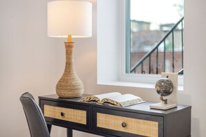 Un bureau avec une lampe, un livre ouvert et un globe terrestre.