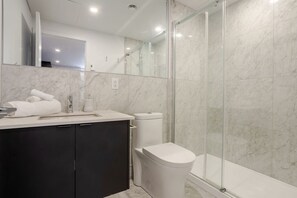 Hair dryer, towels - Historic Hideaway – Bright Apartment in Old Montreal (Montréal)