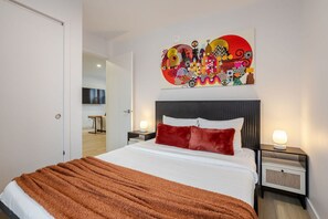 2 bedrooms, iron/ironing board, WiFi, bed sheets - Historic Hideaway – Bright Apartment in Old Montreal (Montréal)