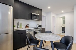 Fridge, microwave, oven, stovetop - Historic Hideaway – Bright Apartment in Old Montreal (Montréal)