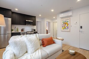 TV - Historic Hideaway – Bright Apartment in Old Montreal (Montréal)