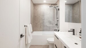Ein modernes Badezimmer mit Dusche, Toilette und Waschtisch.
