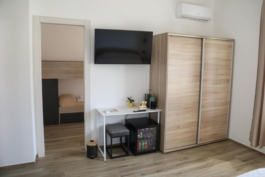 Family Room, Hill View