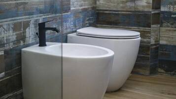 Doppelzimmer, Balkon | Badezimmer | Dusche, Haartrockner, Handtücher, Seife
