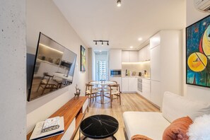 TV - Modern Downtown 1BR with Semi-Private Terrace (Montreal)