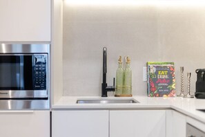 Réfrigérateur, micro-ondes, four, plaque de cuisson